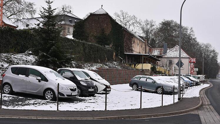 Zähneknirschend erteilte der Gemeinderat Theres mit großer Mehrheit sein Einverständnis zu der Nutzung des Stellplatzes an der B26 (im Bild) als Gewerbe- und Präsentationsfläche für den KFZ-Verkauf. Foto: Ulrike Langer