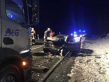 Auf der Staatsstraße bei Berg (Landkreis Hof) sind ein Auto und ein Lastwagen frontal zusammengestoßen. Foto: NEWS5 / Fricke