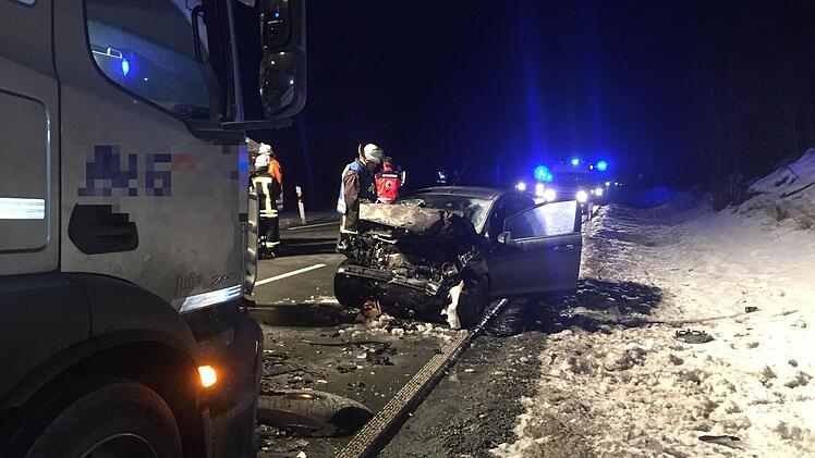Auf der Staatsstraße bei Berg (Landkreis Hof) sind ein Auto und ein Lastwagen frontal zusammengestoßen. Foto: NEWS5 / Fricke