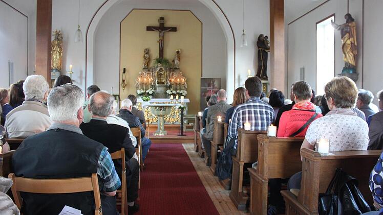 Zuhörer vor der überfüllten katholischen Kirche. Foto: Birgit Will