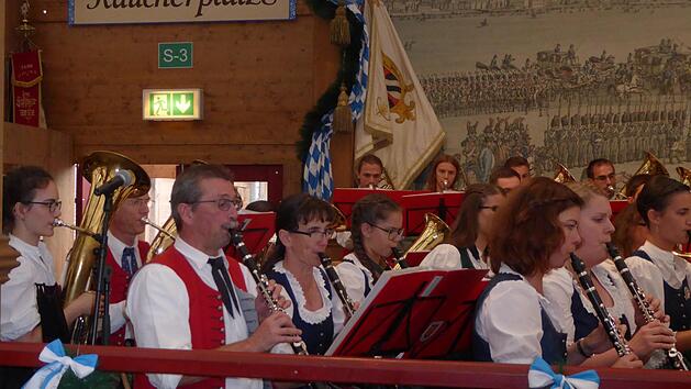 Einer der H&ouml;hepunkt f&uuml;r die Musiker der Blaskapelle Ebenhausen: Sie durften beim Oktoberfest 2017 in M&uuml;nchen auftreten (von links:Tenorh&ouml;rner Claudia Mehn, Martin M&uuml;hleck,  Klarinetten Joachim Bauer, Jutta Sebert, Anna-Lena Benkert, Sandra Strobel, Sabine R&uuml;ger und Bettina Mehn). Elisabeth Mehn