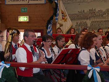 Einer der Höhepunkt für die Musiker der Blaskapelle Ebenhausen: Sie durften beim Oktoberfest 2017 in München auftreten (von links:Tenorhörner Claudia Mehn, Martin Mühleck,  Klarinetten Joachim Bauer, Jutta Sebert, Anna-Lena Benkert, Sandra Strobel, Sabine Rüger und Bettina Mehn). Elisabeth Mehn