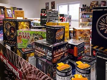Viele Anbieter in der Region, wie hier der Feuerwerkfachh&auml;ndler R&ouml;der in Schl&uuml;sselfeld, bieten ein buntes Angebot an Raketen und B&ouml;llern.Feuerwerk R&ouml;der