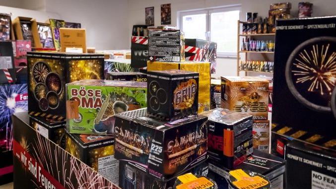 Viele Anbieter in der Region, wie hier der Feuerwerkfachh&auml;ndler R&ouml;der in Schl&uuml;sselfeld, bieten ein buntes Angebot an Raketen und B&ouml;llern.Feuerwerk R&ouml;der