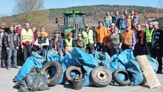 Zahlreiche B&uuml;rger und viele Kinder beteiligten sich in der Gemeinde Schneckenlohe am dritten Umwelttag, zu dem der 1. B&uuml;rgermeister Knut Morgenroth aufgerufen hatte. Am Ende hatte man einen ganzen M&uuml;llberg eingesammelt.  Foto: Herbert Fischer