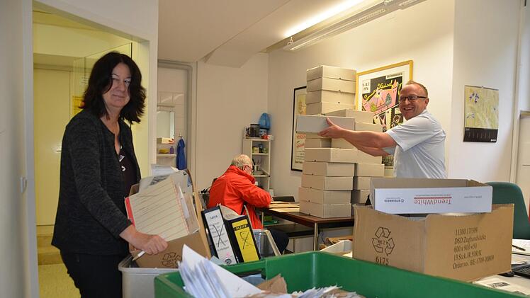 Irene Lederer und Christian Hoyer sichten und sortieren die Akten.  Foto: Bernhard Panzer
