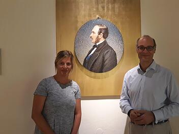 Cornelia Stegner und Sven Hauschke vor einem Portrait des Coburger Prinzen Albert von Sachsen-Coburg und Gotha. Dem Leben des Prinzgemahls von Queen Victoria ist eine virtuelle Ausstellung im "Bavarikon" gewidmet (www.bavarikon.de). Foto: Svenja Sollmann