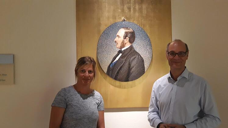 Cornelia Stegner und Sven Hauschke vor einem Portrait des Coburger Prinzen Albert von Sachsen-Coburg und Gotha. Dem Leben des Prinzgemahls von Queen Victoria ist eine virtuelle Ausstellung im "Bavarikon" gewidmet (www.bavarikon.de). Foto: Svenja Sollmann