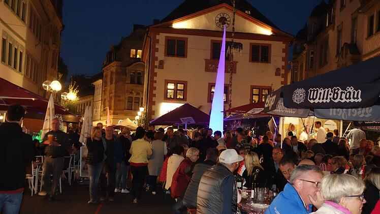 Die Fr&auml;nkische Nacht ist stets ein Garant f&uuml;r gro&szlig;e Besucherzahlen und hervorragende Stimmung bis sp&auml;t in die Nacht. Birgit Rechtenbacher
