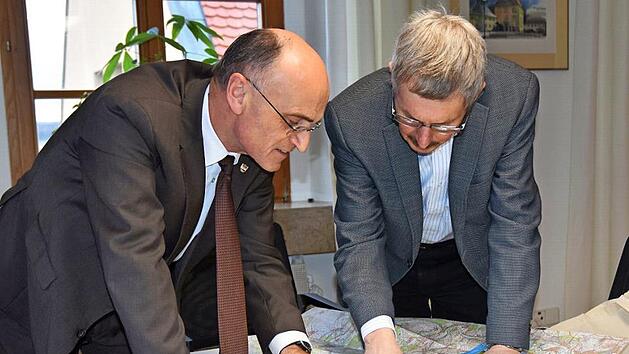 Gerhard Hartmann, Leiter des Amtes f&uuml;r Digitalisierung, Breitband und Vermessung (ADBV), &uuml;berreichte die neuen Umgebungskarten des Landkreises Ha&szlig;berge an Landrat Wilhelm Schneider (links).  Foto: Moni G&ouml;hr/Landratsamt Ha&szlig;berge