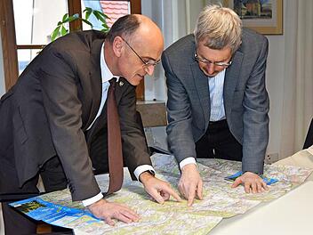 Gerhard Hartmann, Leiter des Amtes für Digitalisierung, Breitband und Vermessung (ADBV), überreichte die neuen Umgebungskarten des Landkreises Haßberge an Landrat Wilhelm Schneider (links).  Foto: Moni Göhr/Landratsamt Haßberge
