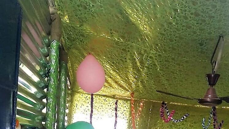 Einweihung eines der neu gebauten Häuser  in den Slums von Kalkutta mit dem Verantwortlichen vor Ort, dem  Salesianerpater Frater Mathew-George.  Foto: Heinrich Hackenberg