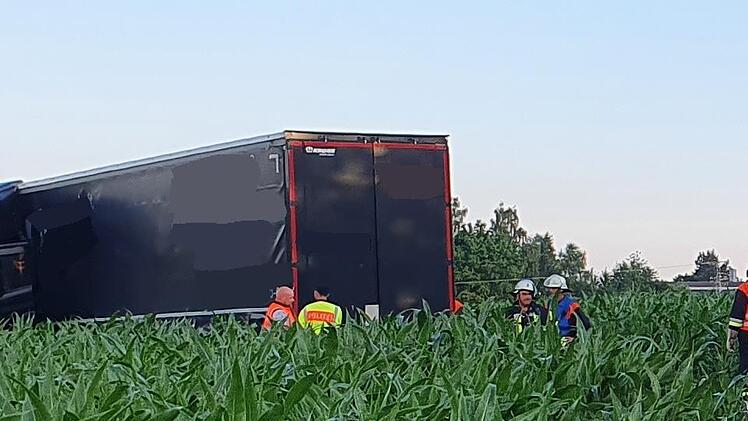 In einem Maisfeld ist der Sattelzug zum Stehen gekommen.
