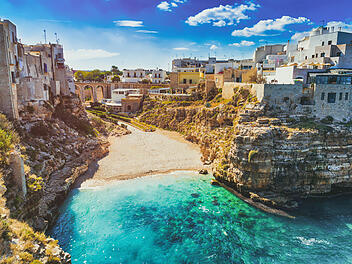 Blick auf den Strand Lama Monachile Cala Porto in Polignano a Mare, Italien