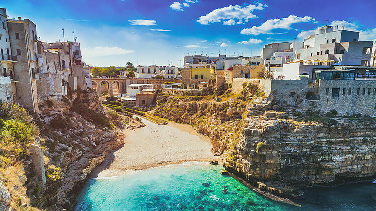 Blick auf den Strand Lama Monachile Cala Porto in Polignano a Mare, Italien