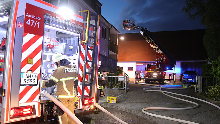 Dachgeschoss steht in Flammen: Feuerwehr verhindert Ausbreitung