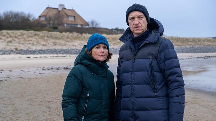 Tabea Krawinkel (Victoria Trauttmansdorff) und Carl Sievers (Peter Heinrich Brix) entdecken bei einem Spaziergang eine Hand, die aus dem Watt ragt.