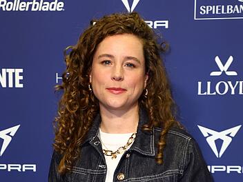 Klara Deutschmann im Interview "Reiterhof Wildenstein"-Star Klara Deutschmann schlüpft ab Donnerstag, 12. März, in die Rolle der mit ADHS lebenden Rettungssanitäterin Elli Kempfer.