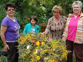 Insgesamt 110 Sträuße wurden gebunden.  Foto: Günther Straub