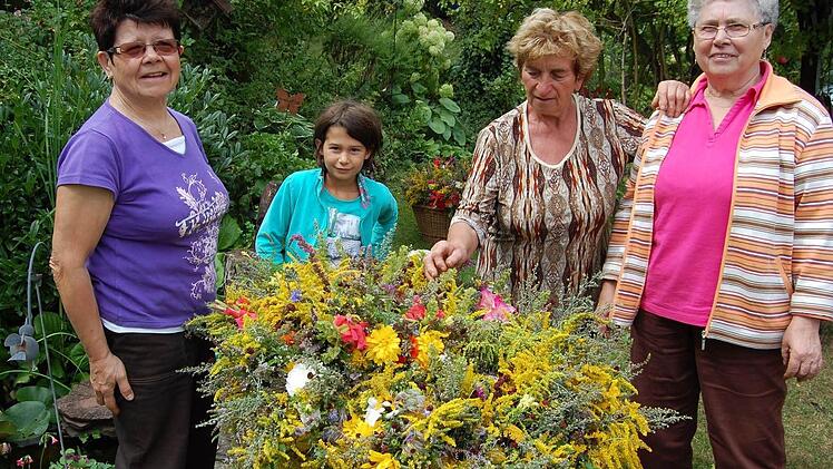 Insgesamt 110 Sträuße wurden gebunden.  Foto: Günther Straub