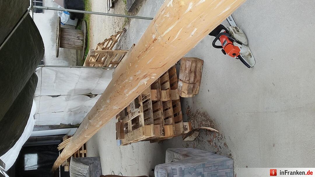 Maibaum in Dorfkemmathen: So entstand der Dartpfeil