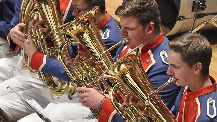 Das Jugendmusikkorps Bad Kissingen spielt den Auftakt zum "Bad Kissinger Winterzauber 2016/ 2017". Foto: Peter Klopf
