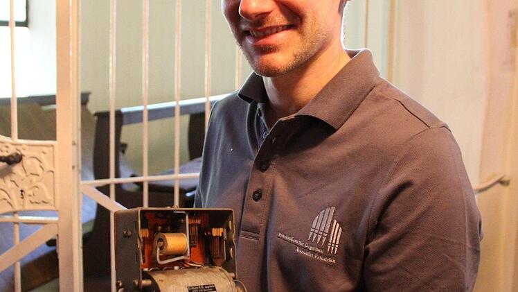 Orgelbaumeister Dominik Friedrich beim Ausbau der Technik. Foto: Andreas Dorsch