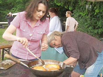 Zwei Frauen bereiten Küchla zu.  Foto: Manfred Welker