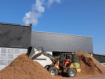 Markus Großkopf schiebt die Berge von Hackschnitzeln auf die Seite.Johanna Blum