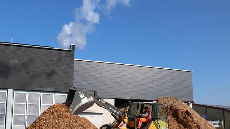 Markus Großkopf schiebt die Berge von Hackschnitzeln auf die Seite.Johanna Blum
