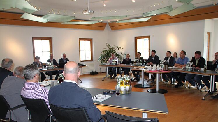 Am 3. Mai 2018 kam die Rhönallianz zu einer Sondersitzung zusammen. Es ging um ein gemeinsames Abwasserkonzept. Foto: Ulrike Müller