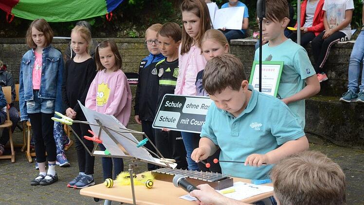 Raphael leitet mit seinem Glockenspiel am Xylophon  die Übergabe der Auszeichnung und Aufnahme ins Netzwerk ein. K.- H. Hofmann