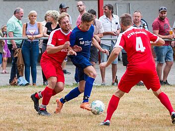 Zum Saisonauftakt gab es für die SG Teuschnitz/Wickendorf um Jonathan Bayer (blaues Trikot) nur ein 1:1 bei der SG Gehülz. Doch dann folgten sechs deutliche Siege für die Mannschaft von Trainer Rüdiger Fischer.  Foto: Heinrich Weiß