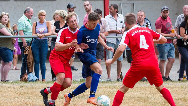 Zum Saisonauftakt gab es für die SG Teuschnitz/Wickendorf um Jonathan Bayer (blaues Trikot) nur ein 1:1 bei der SG Gehülz. Doch dann folgten sechs deutliche Siege für die Mannschaft von Trainer Rüdiger Fischer.  Foto: Heinrich Weiß