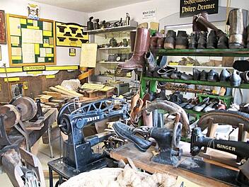 Kleinodien des historischen Handwerks gehen in der zufälligen Zusammenstellung unter. Foto: Klaus Klaschka