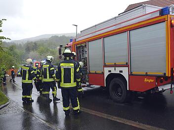In der Hausener Maria-Stern-Straße wurde auf einem abschüssigen Teilstück ein über 80-Jähriger teilweise vom eigenen Fahrzeug überrollt und eingeklemmt. Foto: Peter Rauch