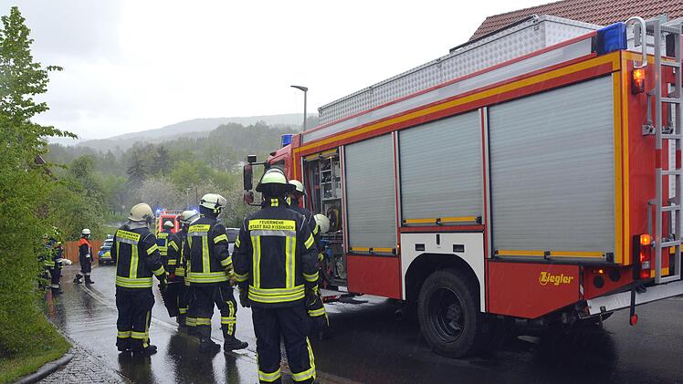 In der Hausener Maria-Stern-Straße wurde auf einem abschüssigen Teilstück ein über 80-Jähriger teilweise vom eigenen Fahrzeug überrollt und eingeklemmt. Foto: Peter Rauch