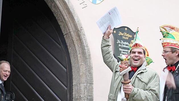Vor zehn Jahren gab sich der damalige B&uuml;rgermeister Helmut Blank letztmalig geschlagen und &ouml;ffnete zur Freude der Narren die Rathaust&uuml;r. Am kommenden Samstag wird es nun wieder einen Rathaussturm geben.