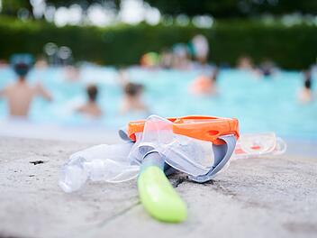 Kreis F&uuml;rth: Mann (24) "eskaliert" in Freibad - Freundin niedergeschlagen und Pr&uuml;gelei mit Bademeistern angezettelt