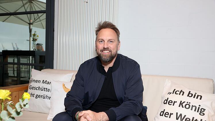 Moderator Steven G&auml;tjen kommt immer wieder in Situationen, in denen er die erhitzten Gem&uuml;ter im Studio runterk&uuml;hlen muss.