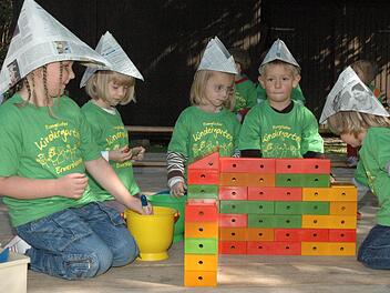 Die Kindergartenkinder zeigten den Besuchern, wie die neue Kinderkrippe entstand. Sie hatte den Baufortschritt hautnah miterlebt, weil der Kindergartenbetrieb weiterlief.  Fotos: Schmidt