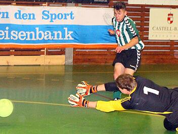 Lucas Wirth (FC Schweinfurt 05) bezwingt zwar den Fürther Keeper David Carl, doch die Filzkugel landet am Torpfosten.  Fotos: Thomas
