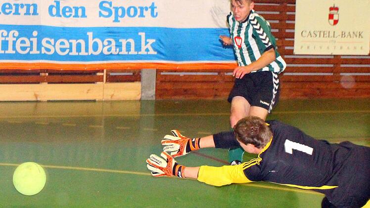 Lucas Wirth (FC Schweinfurt 05) bezwingt zwar den Fürther Keeper David Carl, doch die Filzkugel landet am Torpfosten.  Fotos: Thomas