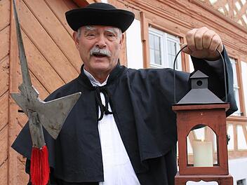 "Liebe Leute lasst euch sagen, es hat zehn Uhr geschlagen": Reinhard Grasse führt als historischer Türmer Touristen und Einheimische durch die Stadt. Foto: Martin Kreklau
