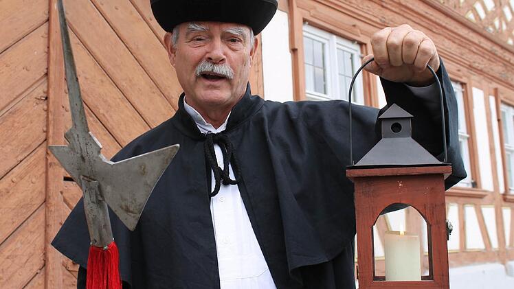 "Liebe Leute lasst euch sagen, es hat zehn Uhr geschlagen": Reinhard Grasse führt als historischer Türmer Touristen und Einheimische durch die Stadt. Foto: Martin Kreklau