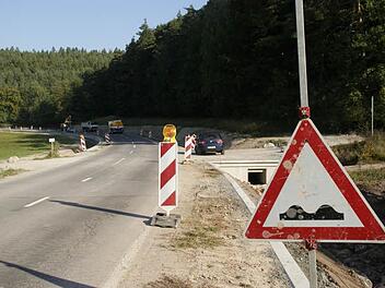 Wesentlich stärker als gedacht wurde die Staatsstraße Tretzendorf-Unterschleichach durch den Einbau der Amphibienleitsysteme beschädigt. Ursprünglich war geplant, abschließend die Fahrbahn zu erneuern. An einigen Stellen muss jetzt allerdings die Straße komplett neu aufgebaut werden. Der Straßenbau soll Ende Oktober beginnen, informierte das Straßenbauamt den Gemeinderat Oberaurach. Foto: Sabine Weinbeer