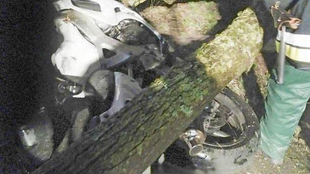 Dieses Motorrad wurde durch die Wucht des Aufpralls umgeworfen.