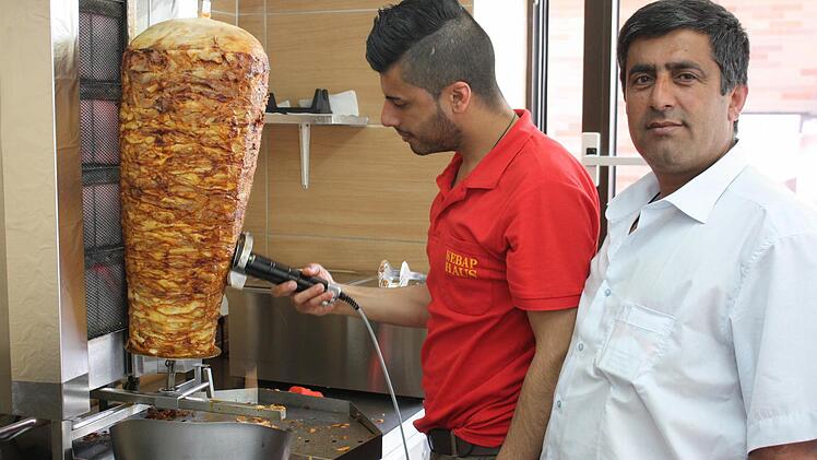 Im Kebabhaus sind mittags hauptsächlich Döner und Dürüm gefragt.  Foto: Robert Huger