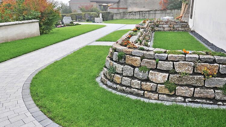 Voll des Lobes war Bürgermeister Matthias Schneider in Buch für die Bürger, die bei der Neugestaltung des Friedhofes (im Bild) fleißig mitgearbeitet hatten. 2016 soll es weitergehen. Foto: Ulrike Langer