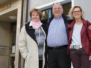 Glückliche Gesichter: Elke Reim (von rechts) hat mit Angelo Valenzano einen Pachtvertrag ausgehandelt. Bürgermeisterin Brigitte Meyerdierks freut sich sehr, dass ins ehemalige italienische Restaurant direkt neben dem Rathaus Bad Brückenau endlich wieder Leben einkehrt. Foto: Ulrike Müller